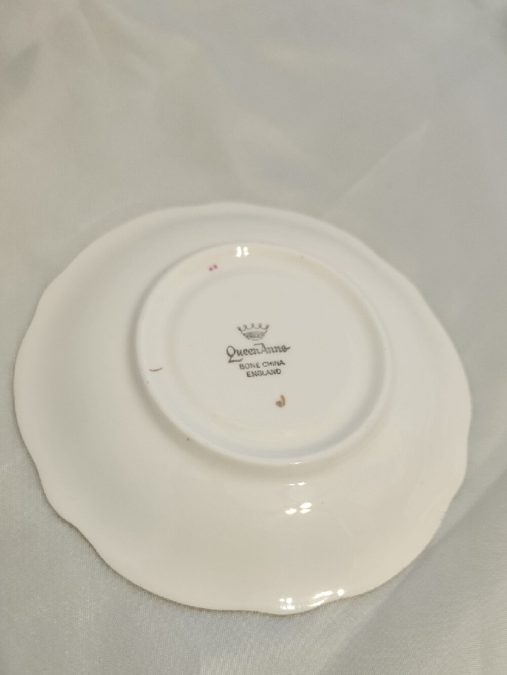Porcelain Saucer with Pink Rose Motif and Gold Trim - Picture 3 of 4